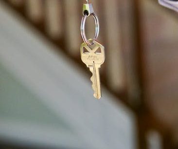 Acqua in casa altrui: La responsabilità delle infiltrazioni tra appartamenti privati